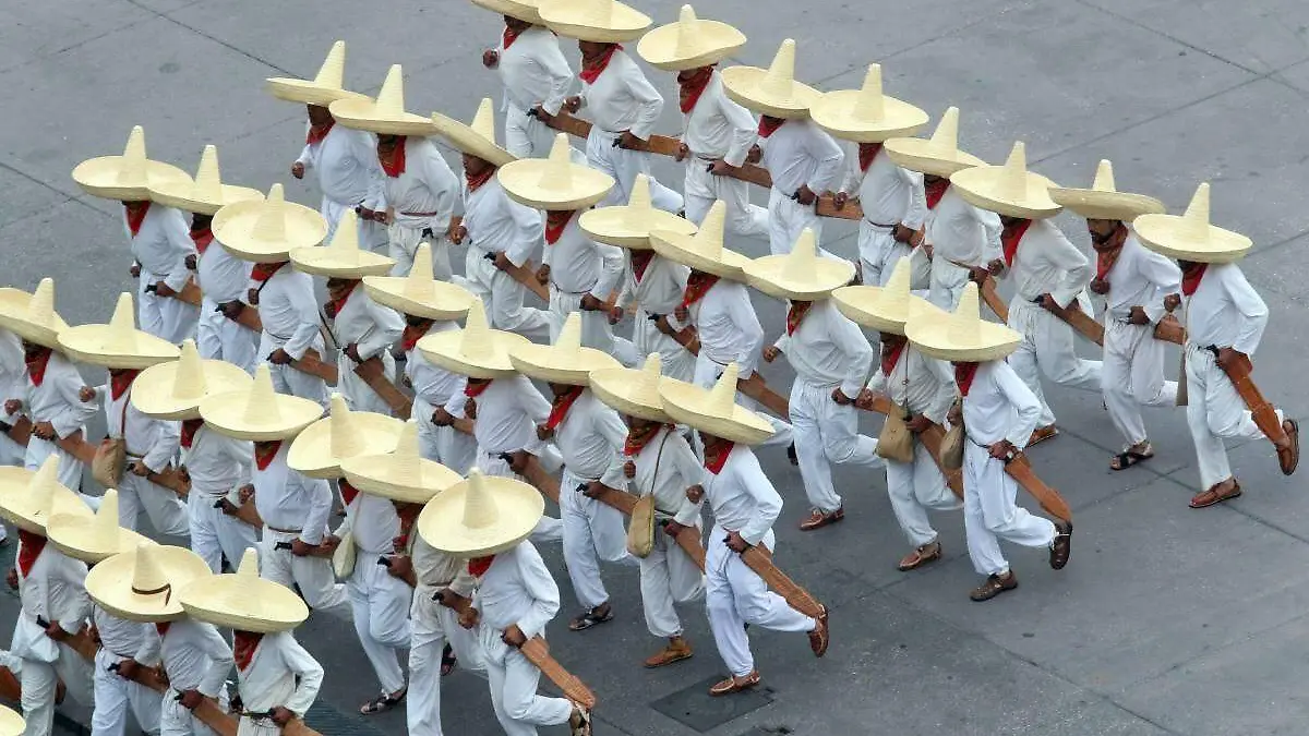 Hombres vestidos con pantalones de manta